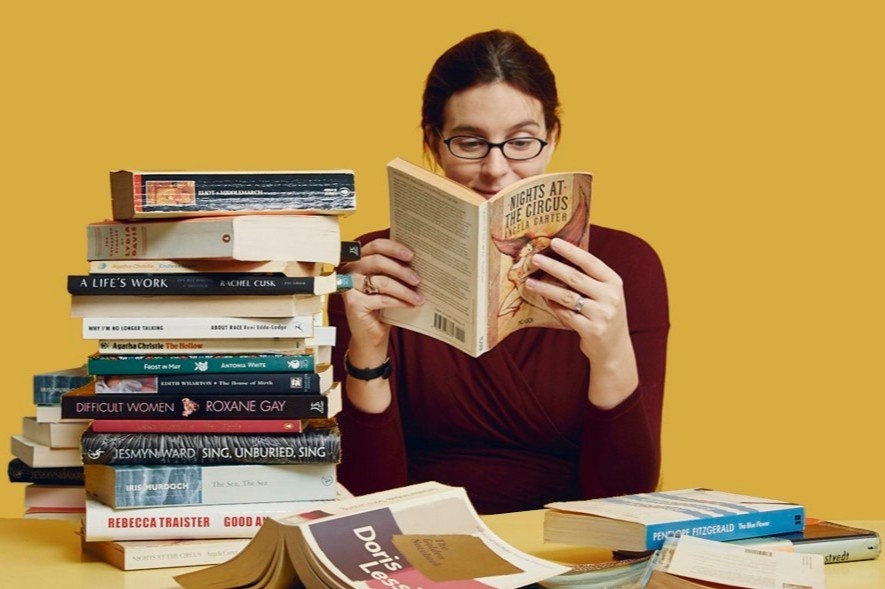 Co them thoi gian doc sach nho gian cach xa hoi hinh anh