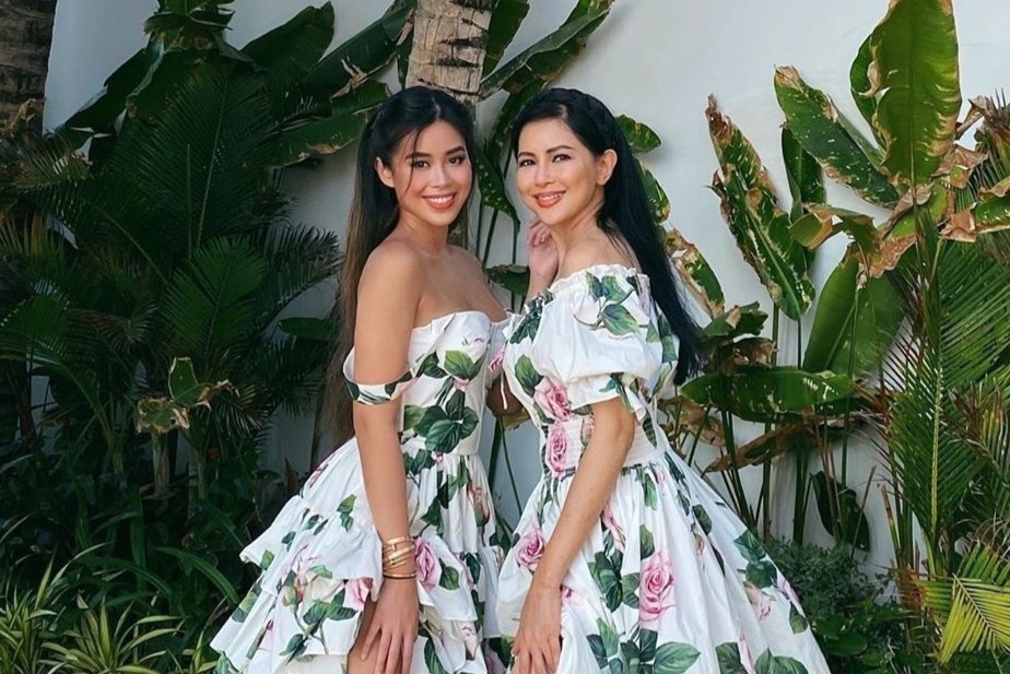 Tien Nguyen va me duoc khen nhu hai chi em trong anh mac do doi hinh anh