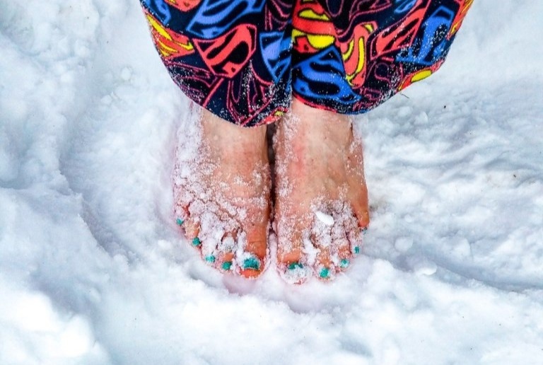 Nguoi dan ong du lich khap the gioi voi doi chan tran hinh anh