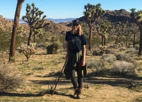 Lac tren sa mac, nguoi phu nu phai uong nuoc tieu de song sot hinh anh