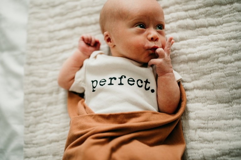 be trai bi down lam mau anh anh 1