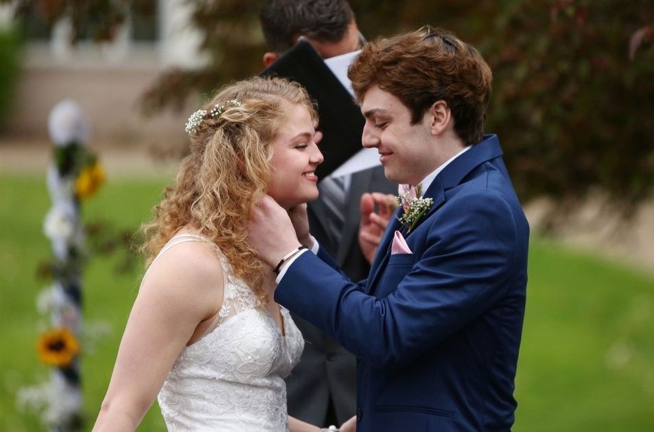 Ket hon voi ban gai khi chi con song duoc vai thang hinh anh