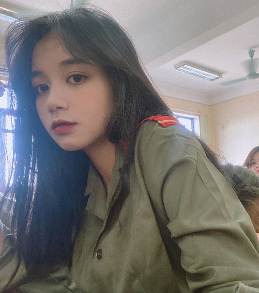 nu sinh mac do quan su anh 2