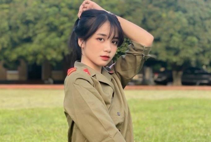 Nu sinh gay chu y trong anh mac do quan su hinh anh