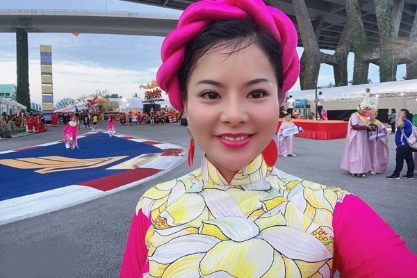 9X thao 4 ngon ngu, day tieng Anh, tieng Viet mien phi o Singapore hinh anh