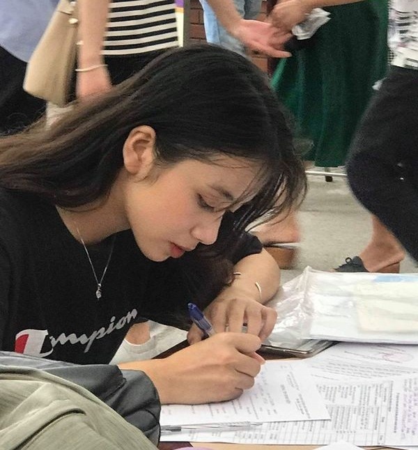 nu sinh mac do quan su anh 3