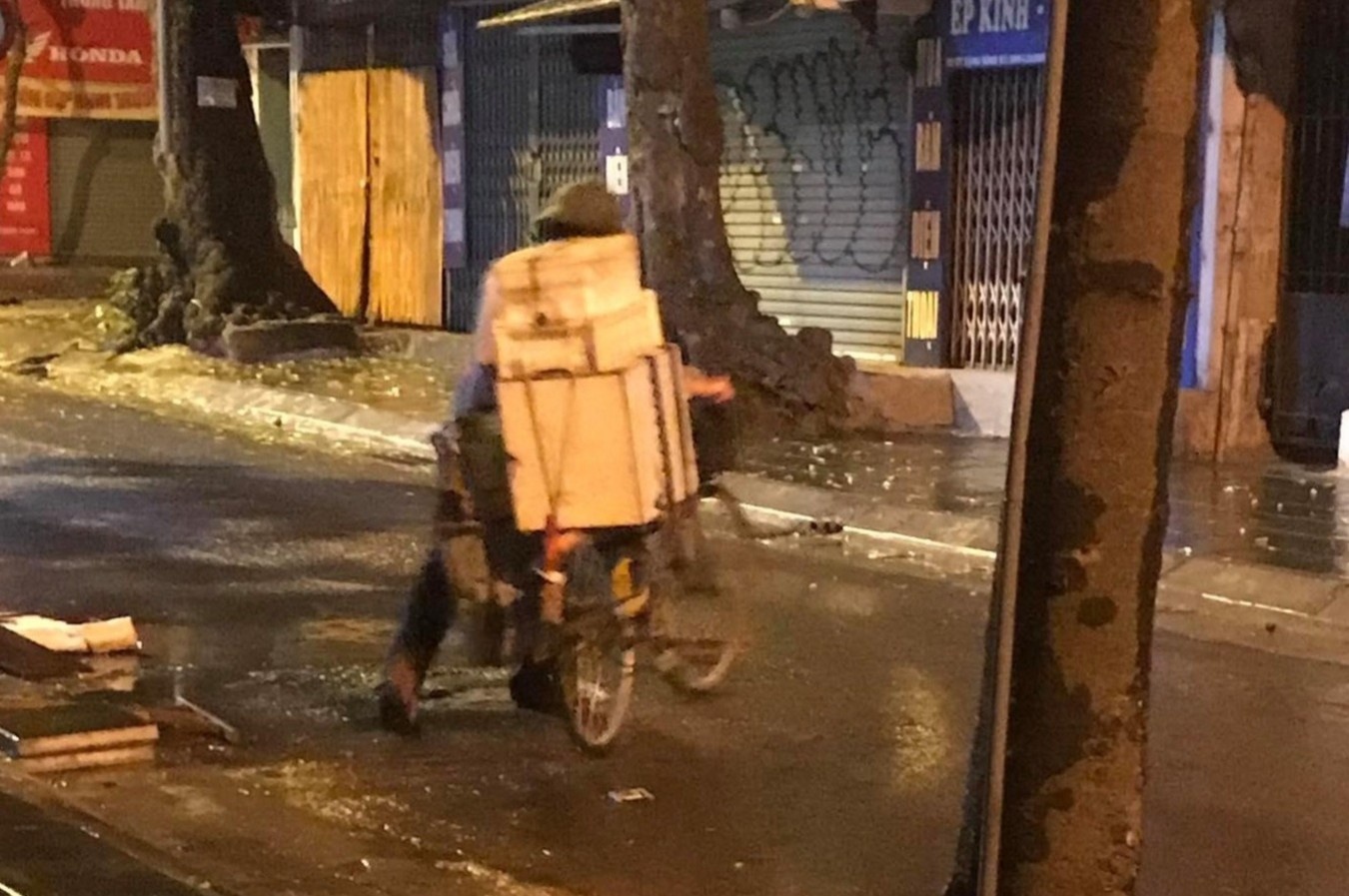 Cai banh bao cua ong ban hang rong tang nguoi vo gia cu trong dem mua hinh anh
