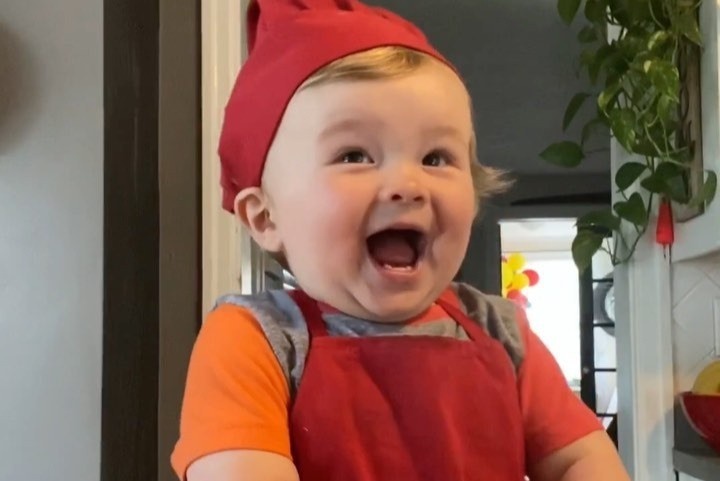 Cau be 1 tuoi co 1,3 trieu nguoi theo doi nho clip nau an hinh anh