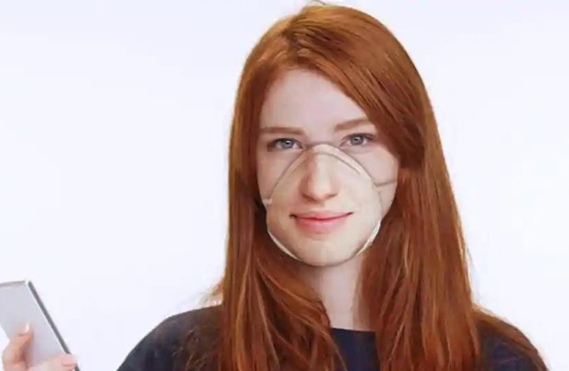 Khau trang in hinh mat nguoi giup giao tiep de dang o An Do hinh anh