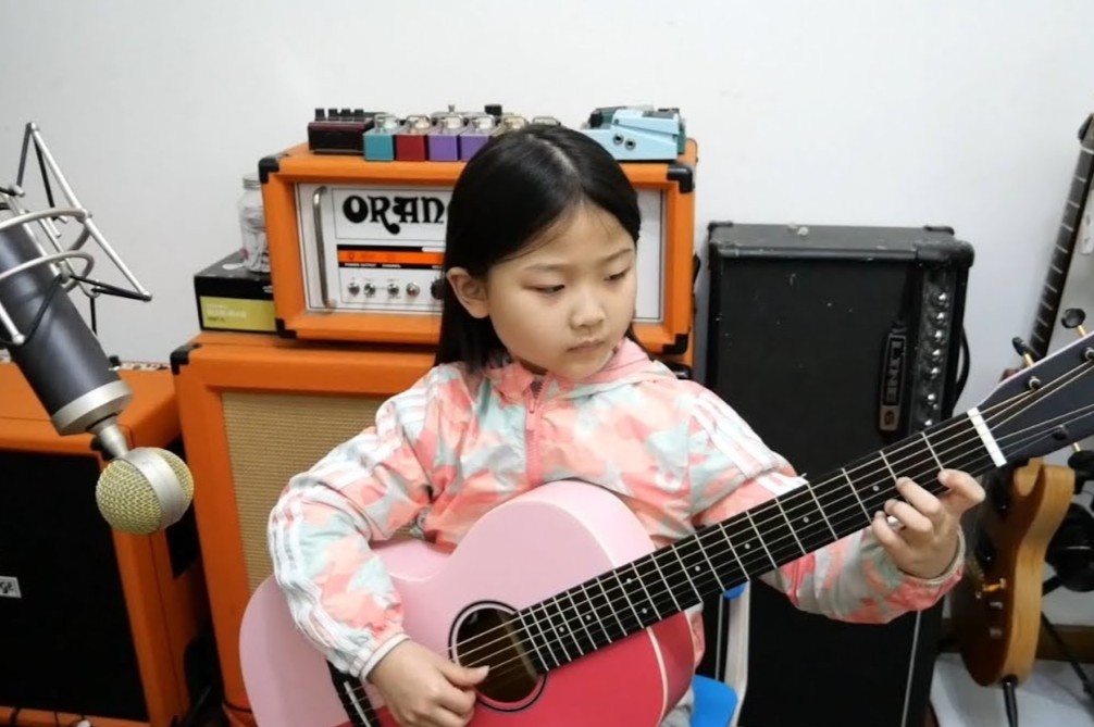 Co be 6 tuoi choi gioi nhieu loai nhac cu sau 2.000 gio tap luyen hinh anh