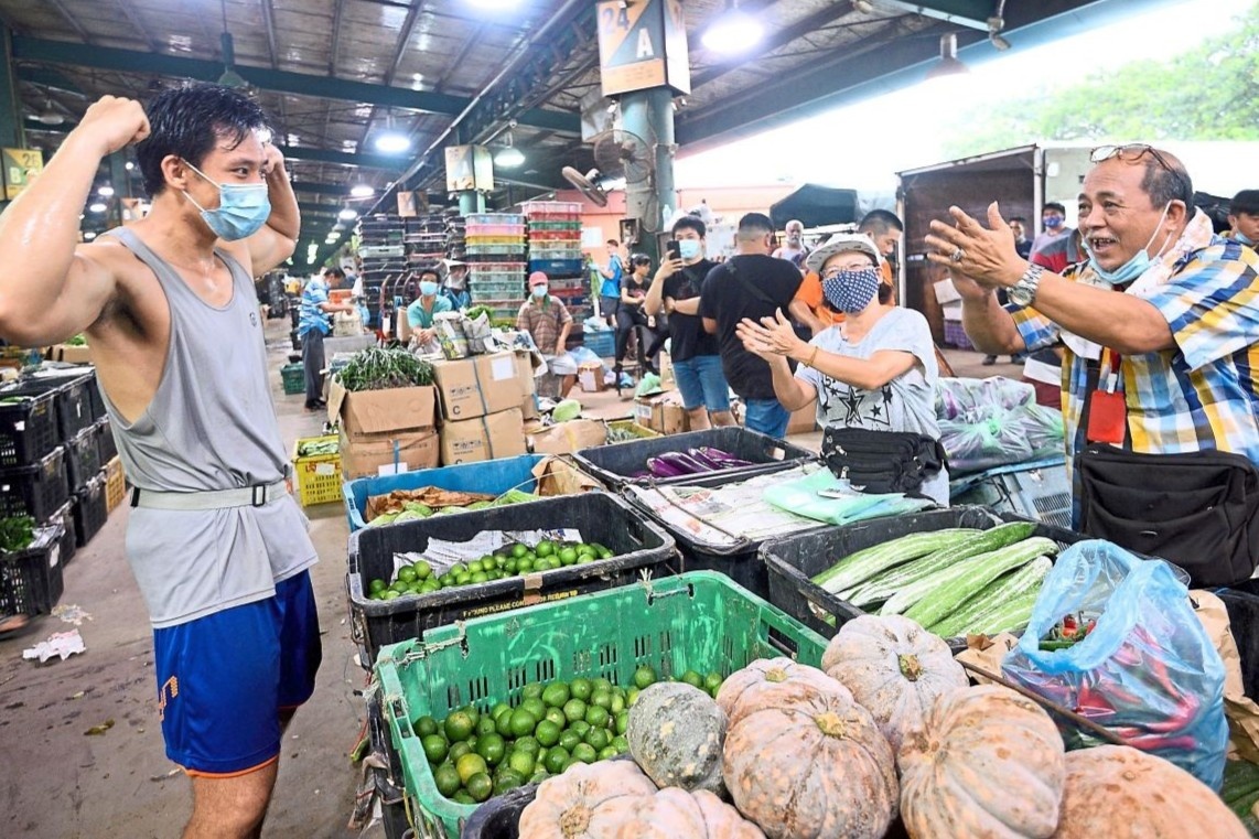 HLV the hinh mat viec, phai chuyen sang lam boc vac do dich hinh anh