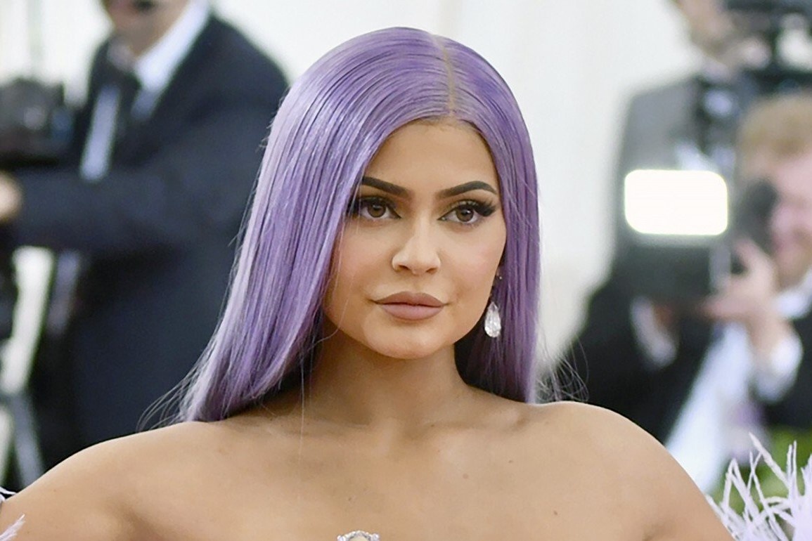 Ca the gioi deo khau trang, ai se mua son moi cua Kylie Jenner? hinh anh
