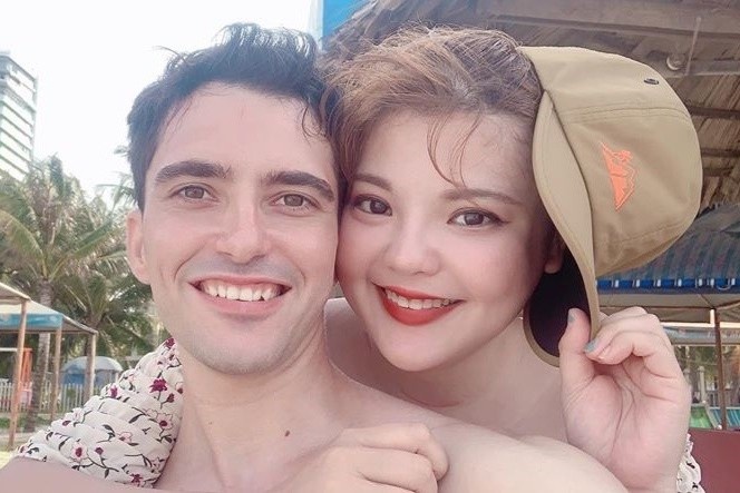 Nang Viet, chang Tay quen nho thich doc sach, hen ho sau 3 ngay quen hinh anh