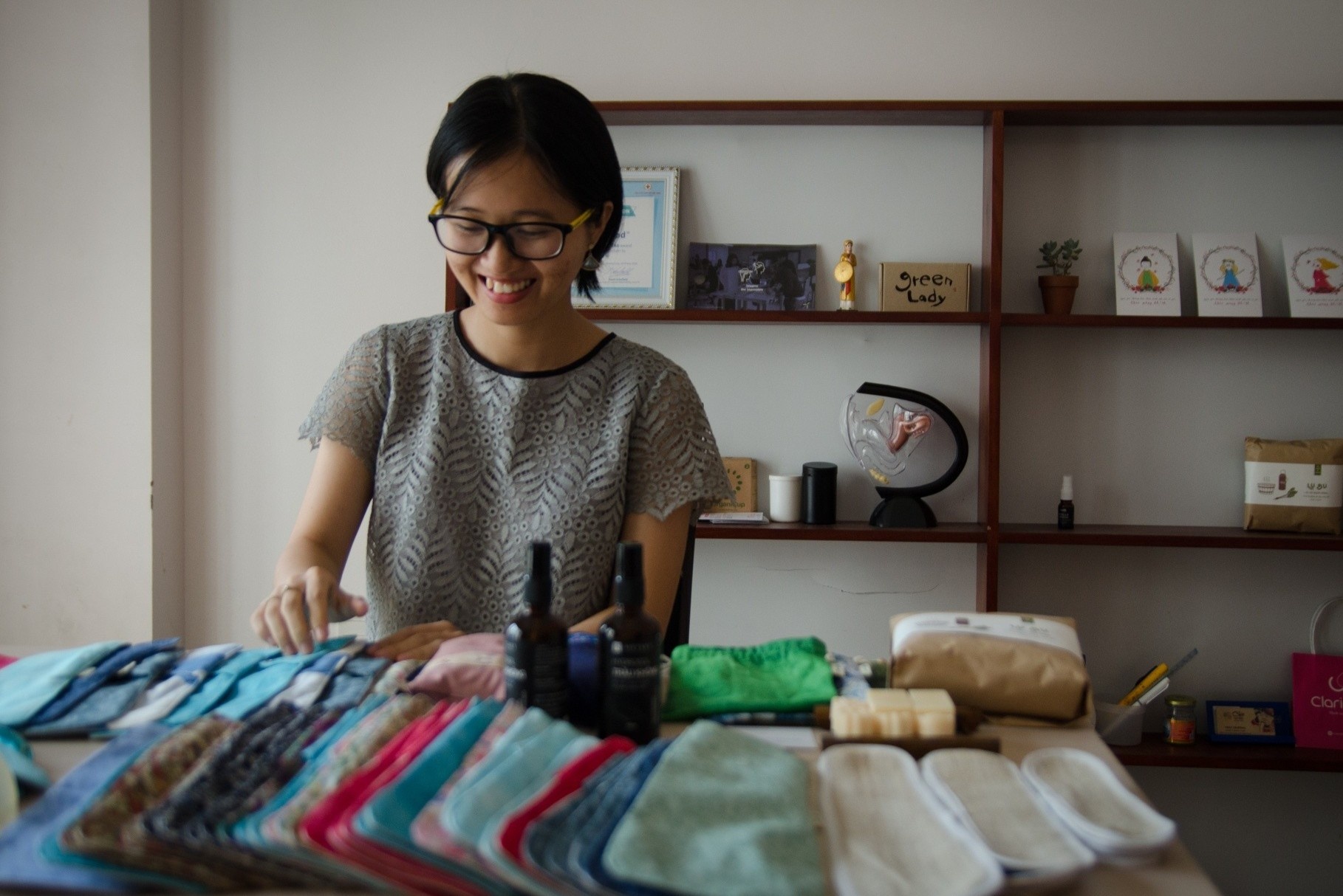 Cuu sinh vien Ngoai thuong khoi nghiep voi bang ve sinh hinh anh