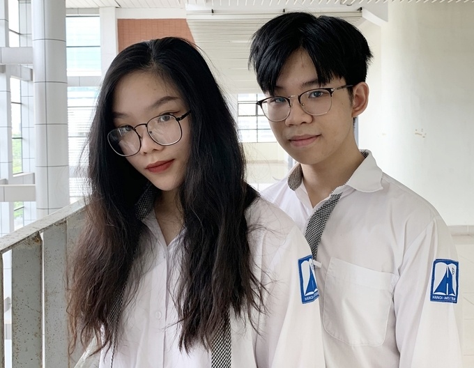 chi em song sinh gianh hoc bong anh 1