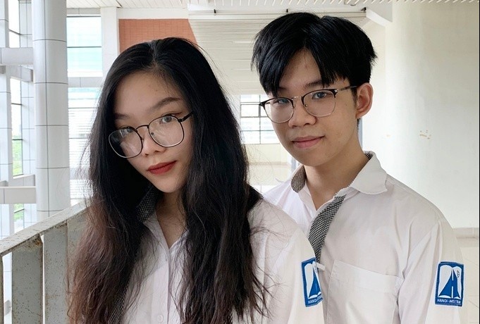 Chi em sinh doi la HSG quoc gia, cung gianh hoc bong My hinh anh