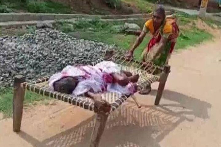 Con gai phai keo me 120 tuoi den tan ngan hang moi duoc rut tien hinh anh