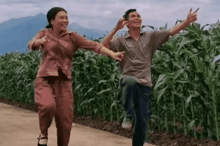 Vo chong nong dan nhay khi chan bo hut trieu view hinh anh