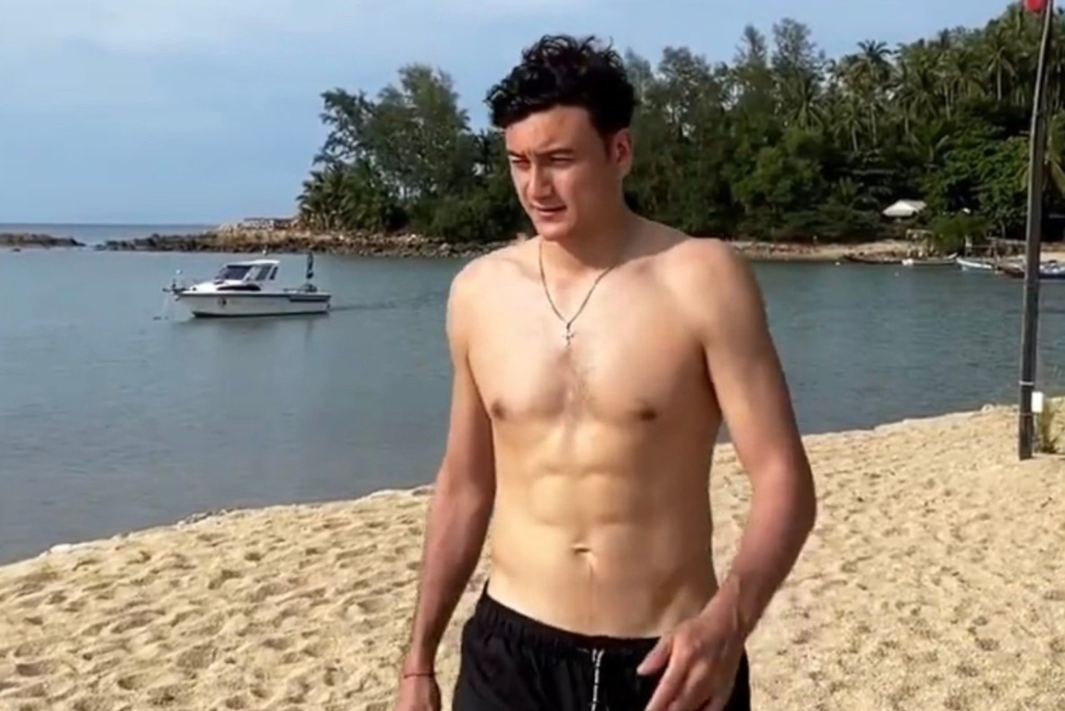 Sau anh mat 6 mui, Van Lam khoe body vam vo khi di du lich hinh anh