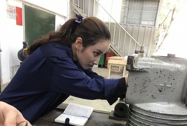 Nu sinh ky thuat bat ngo noi tieng nho buc anh thao lap may moc hinh anh