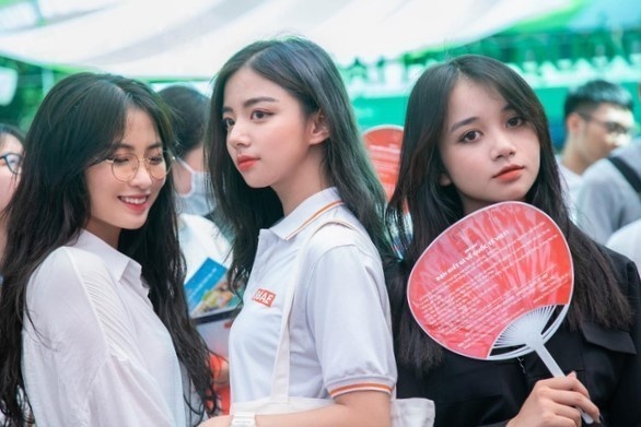 Bo 3 nu sinh DH Kinh te Quoc dan noi tieng mang, choi than lau nam hinh anh