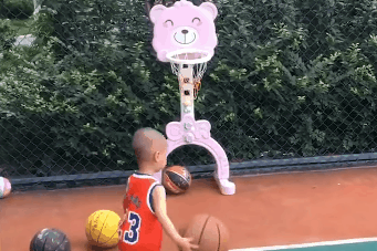 Cau be 2,5 tuoi noi tieng nho tai choi bong ro hinh anh