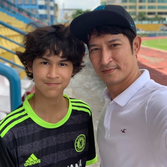 con trai nghe si Viet anh 10