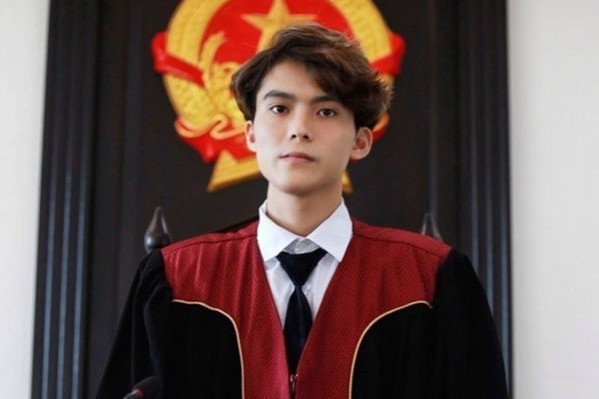 Nam sinh Hoc vien Toa an dien trai hinh anh