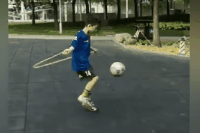 Cau be 9 tuoi vua bit mat vua tang bong, nhay day hinh anh