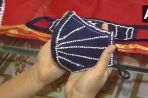 Mua khau trang dinh kim cuong gia nghin USD de di dam cuoi hinh anh