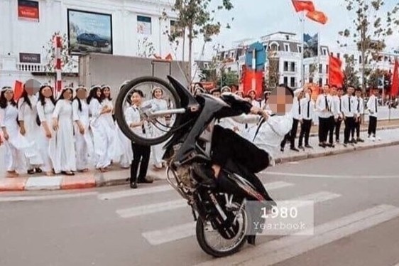 Trieu tap nam sinh di xe may boc dau khi chup ky yeu hinh anh