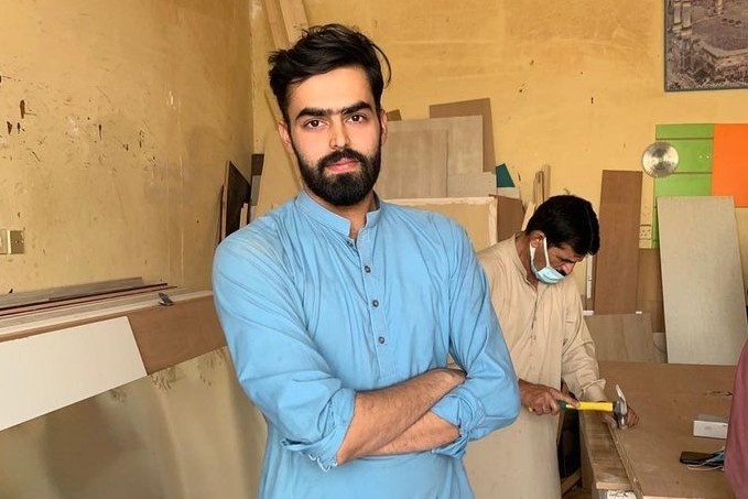 Tho moc Pakistan doi doi, thanh nguoi mau nho mot buc anh tren mang hinh anh