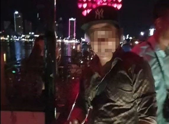 Thanh nien mo khoa tren cau tinh yeu Da Nang roi vut xuong song hinh anh