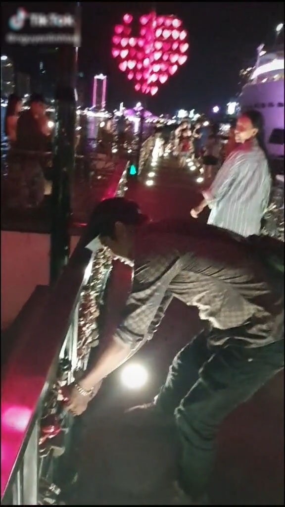 ném ổ khóa xuống cầu tình yêu ảnh 2 nem o khoa xuong cau tinh yeu anh 2