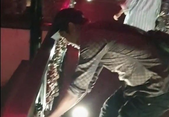 Thanh nien bi nem da vi mo o khoa tren cau tinh yeu, nem xuong song hinh anh