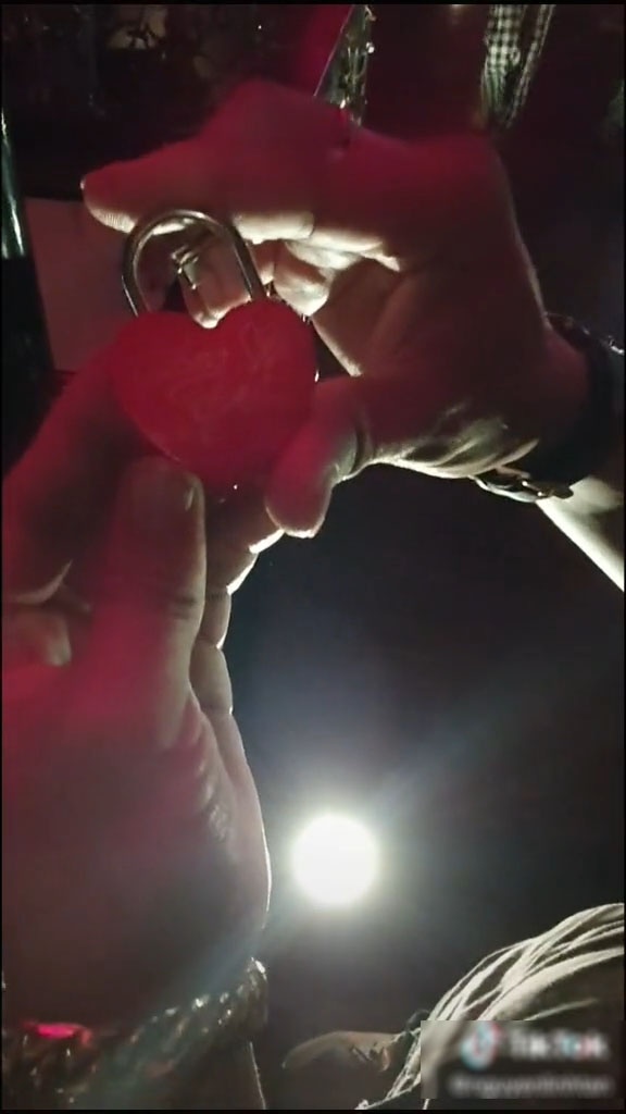 ném ổ khóa xuống cầu tình yêu ảnh 1 nem o khoa xuong cau tinh yeu anh 1