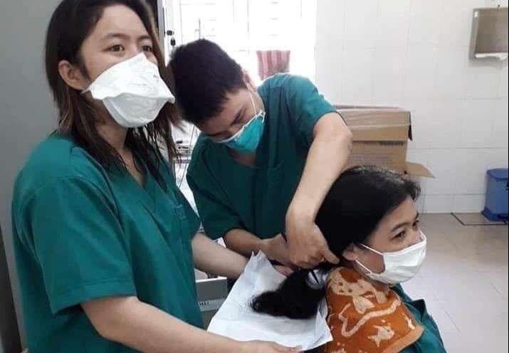 Nu y bac si Da Nang cat ngan toc de len tuyen dau chong dich hinh anh