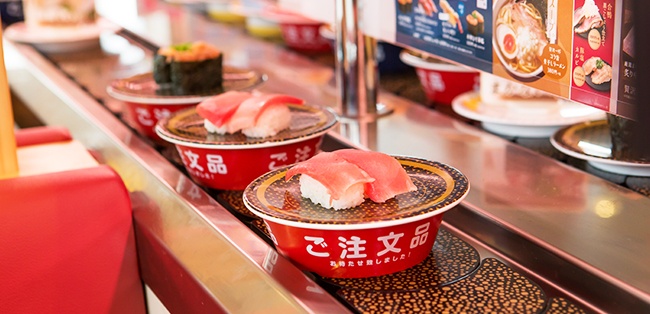 liếm sushi trên băng chuyền ảnh 2 liem sushi tren bang chuyen anh 2