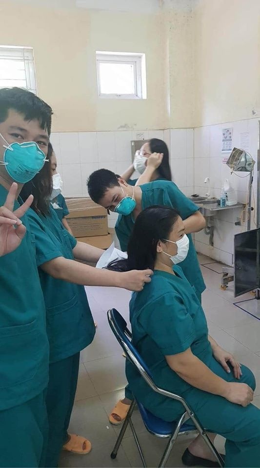 điều dưỡng Đà Nẵng nằm bìa carton ảnh 3 dieu duong Da Nang nam bia carton anh 3