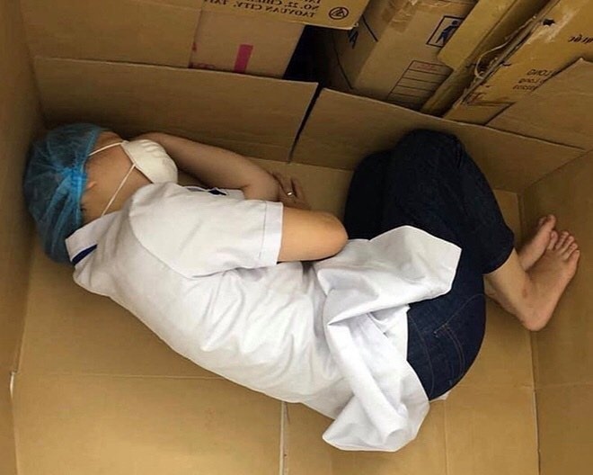 điều dưỡng Đà Nẵng nằm bìa carton ảnh 1 dieu duong Da Nang nam bia carton anh 1