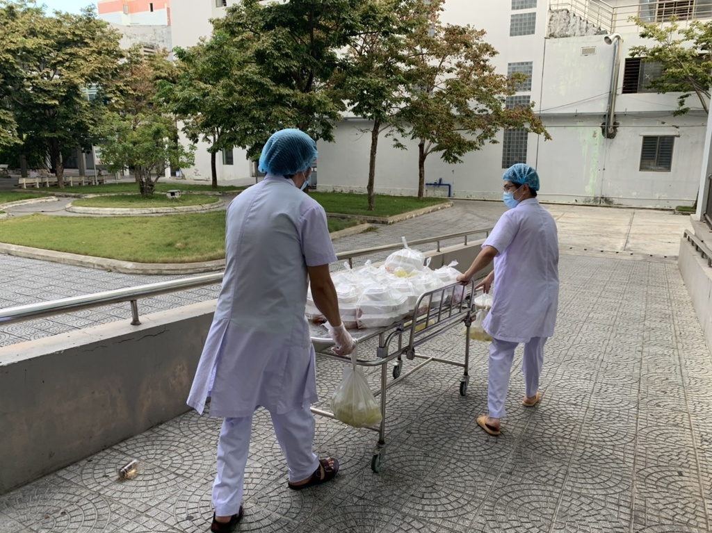 điều dưỡng Đà Nẵng nằm bìa carton ảnh 4 dieu duong Da Nang nam bia carton anh 4