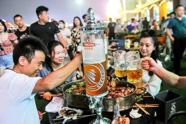Hang nghin nguoi TQ khong deo khau trang tham gia le hoi bia hinh anh
