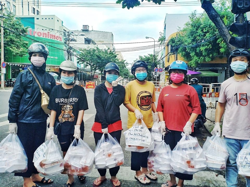tặng bánh cho nhân viên y tế Đà Nẵng ảnh 2 tang banh cho nhan vien y te Da Nang anh 2