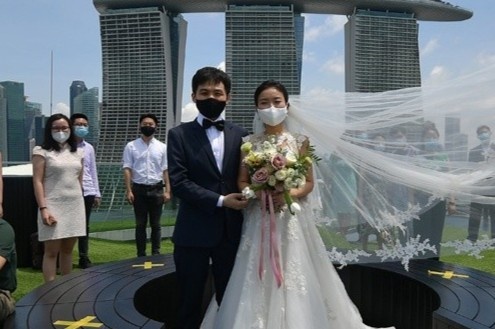 Bat chap dich, 240 doi tre Singapore cuoi vao 'ngay dep' 8/8 hinh anh