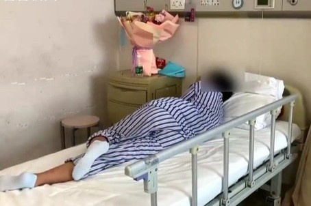 Co gai TQ bi song nhan tao o cong vien nuoc danh gay xuong mat hinh anh