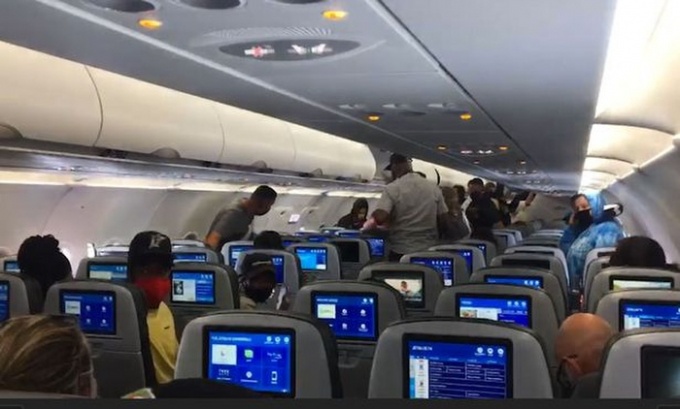 rời máy bay vì không đeo khẩu trang ảnh 2 roi may bay vi khong deo khau trang anh 2