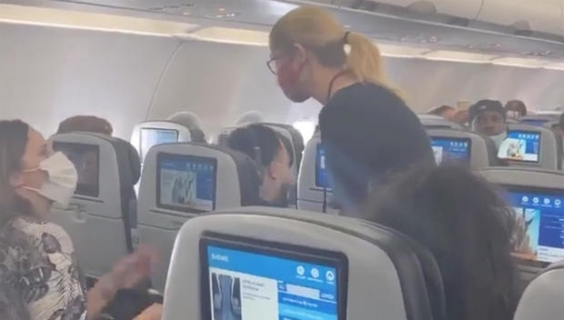 rời máy bay vì không đeo khẩu trang ảnh 1 roi may bay vi khong deo khau trang anh 1