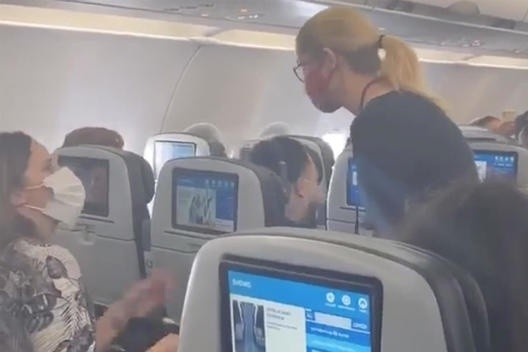 7 me con nguoi My phai roi may bay vi be 2 tuoi thieu khau trang hinh anh