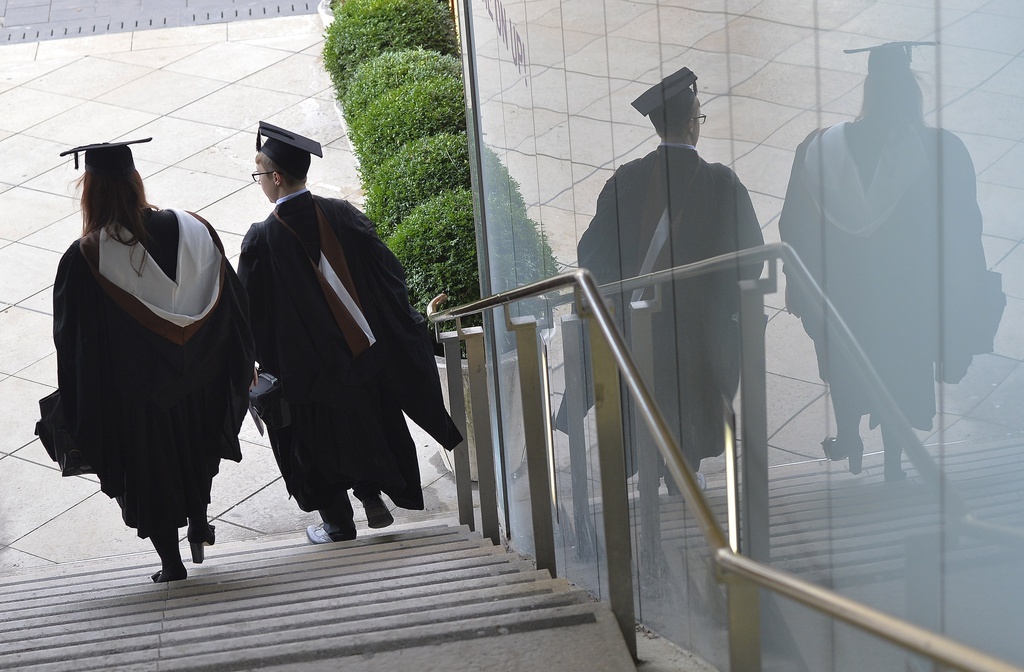 sinh vien My nghi hoc vi dich anh 1