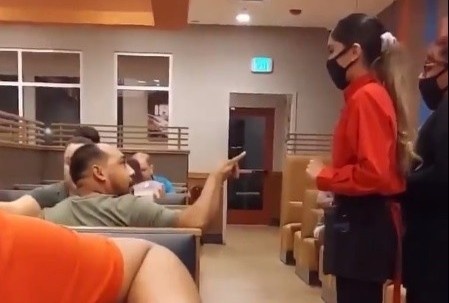 Bi chui boi tren mang vi xuc pham nhan vien phuc vu o My hinh anh